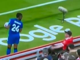 英超比赛中种族歧视引发争议