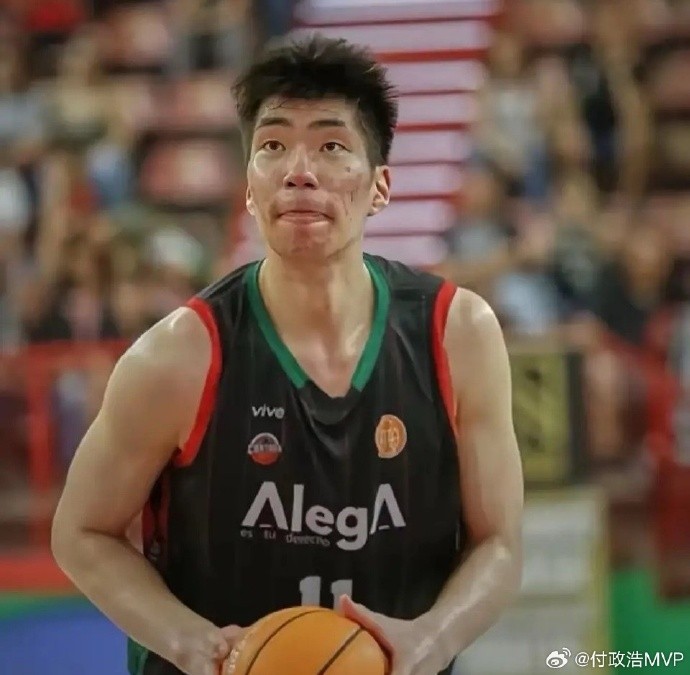 媒体人：余嘉豪在西乙打外援位置确实难为他了