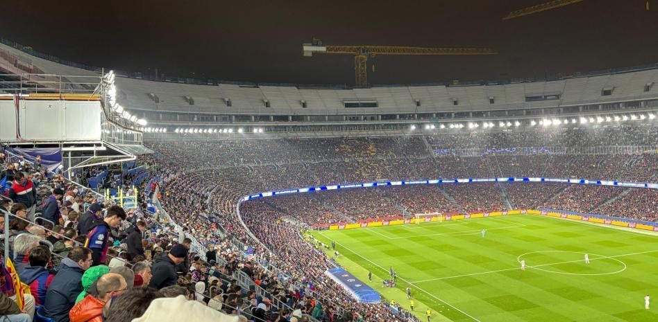 世体：诺坎普第三层看台建设进入尾声，巴萨将在27年安装顶棚