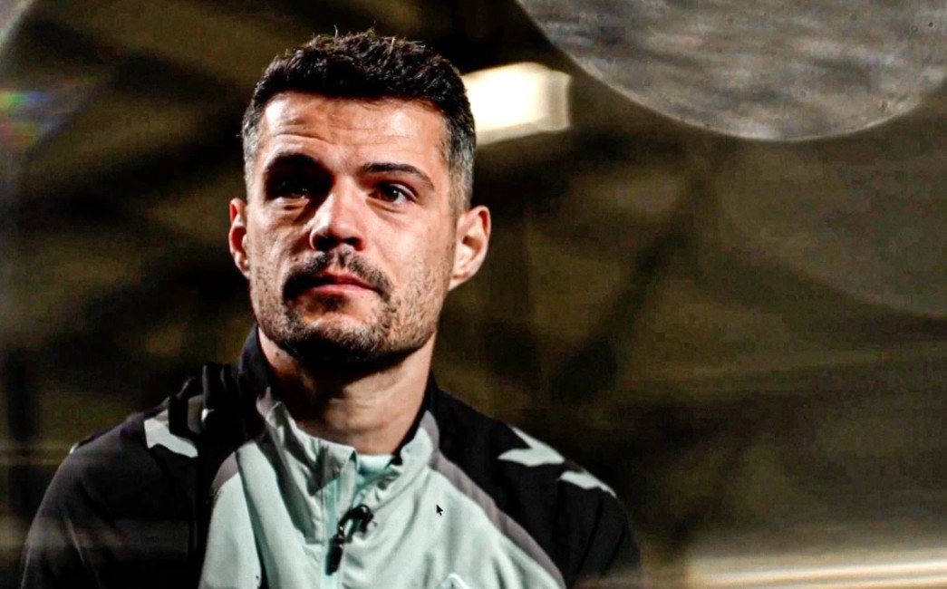 扎卡：我的父母为了工作，让四岁的我和我哥独自在家18个小时