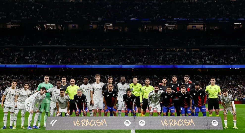 你来干啥？赫伊森参与马德里德比赛前反歧视活动合影