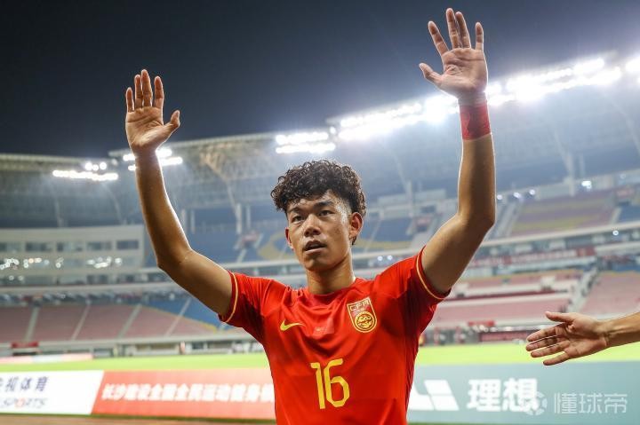 记者：何小珂参加苏超的消息不属实，近期他将回归青岛西海岸