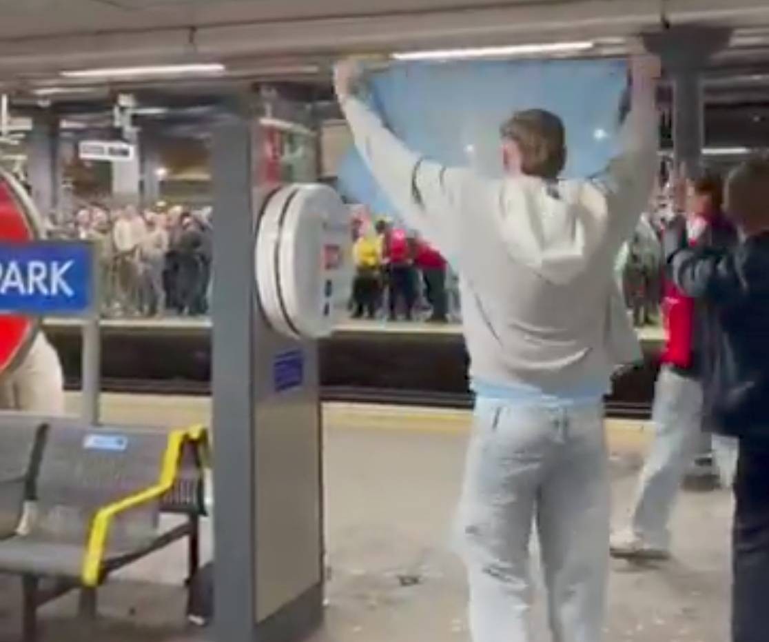 曼城球迷在地铁站对阿森纳球迷高唱：你们又是第二，哦嘞哦嘞