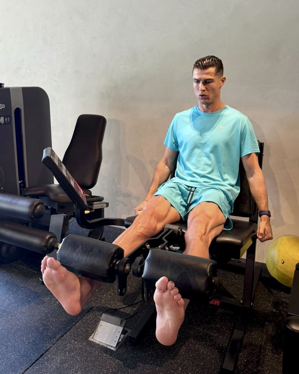 C罗晒健身房训练照：每天都在进步💪