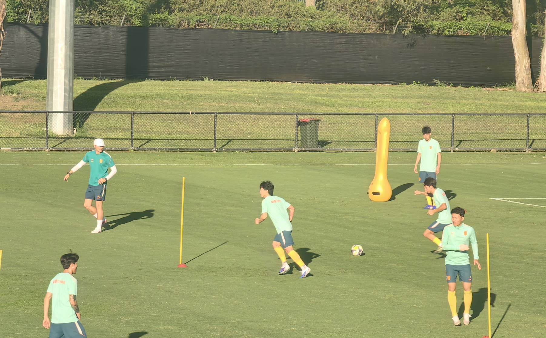 国足今日全员参加有球训练，邵佳一着力演练接应和边中结合