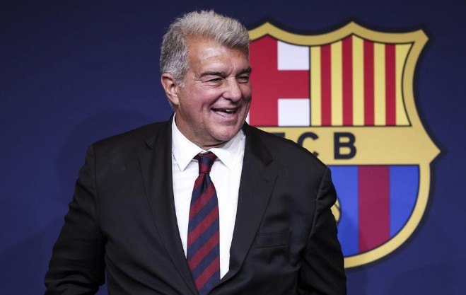 每体：巴萨夏窗预算1.3亿欧，巴斯托尼和阿尔瓦雷斯是主要目标