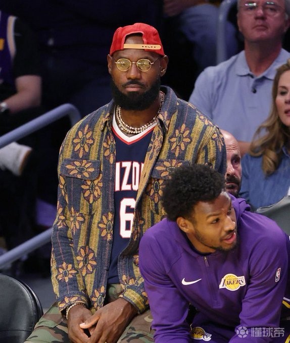 記者：詹姆斯距離復(fù)出還有三周時(shí)間，預(yù)計(jì)11月中旬復(fù)出