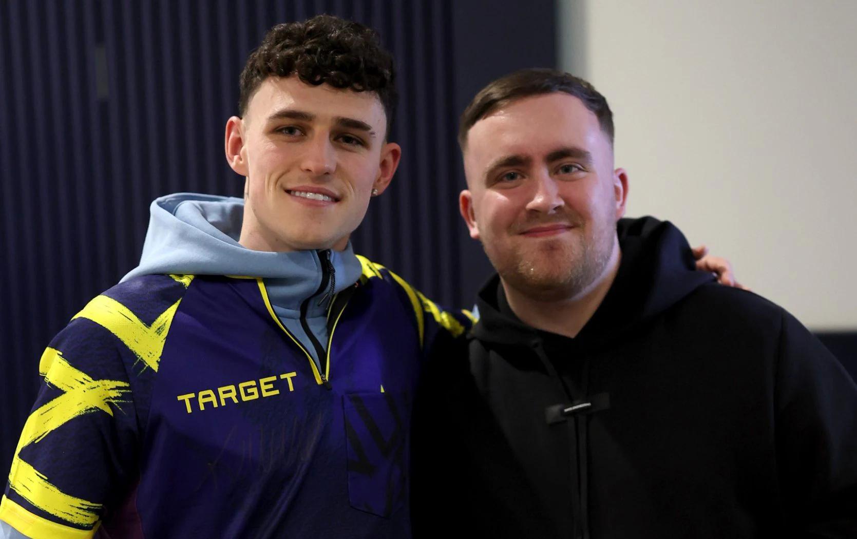 电讯报：飞镖世界冠军造访英格兰集训营，还送上了世界杯祝福