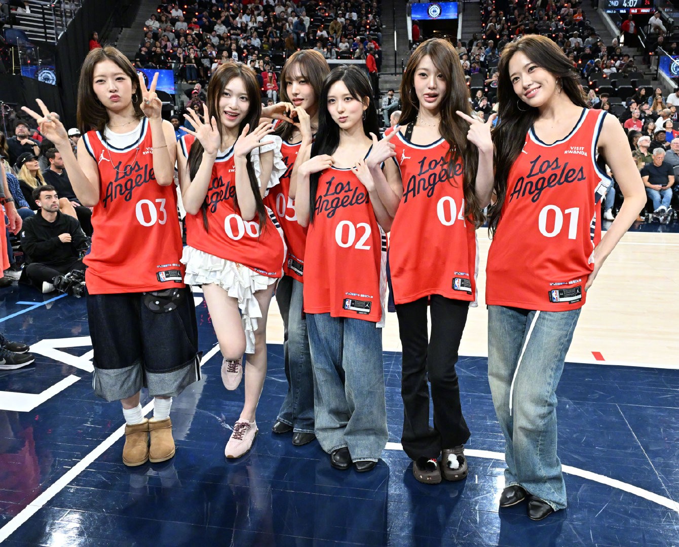 芙气冲天，韩国女团IVE现身快船主场观赛