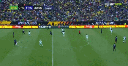 半场：巴西0-1法国，登贝莱助攻，姆巴佩单刀破门