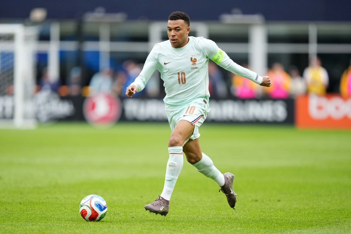 自帕潘以来，姆巴佩是首位代表法国队连续7场都有进球的球员