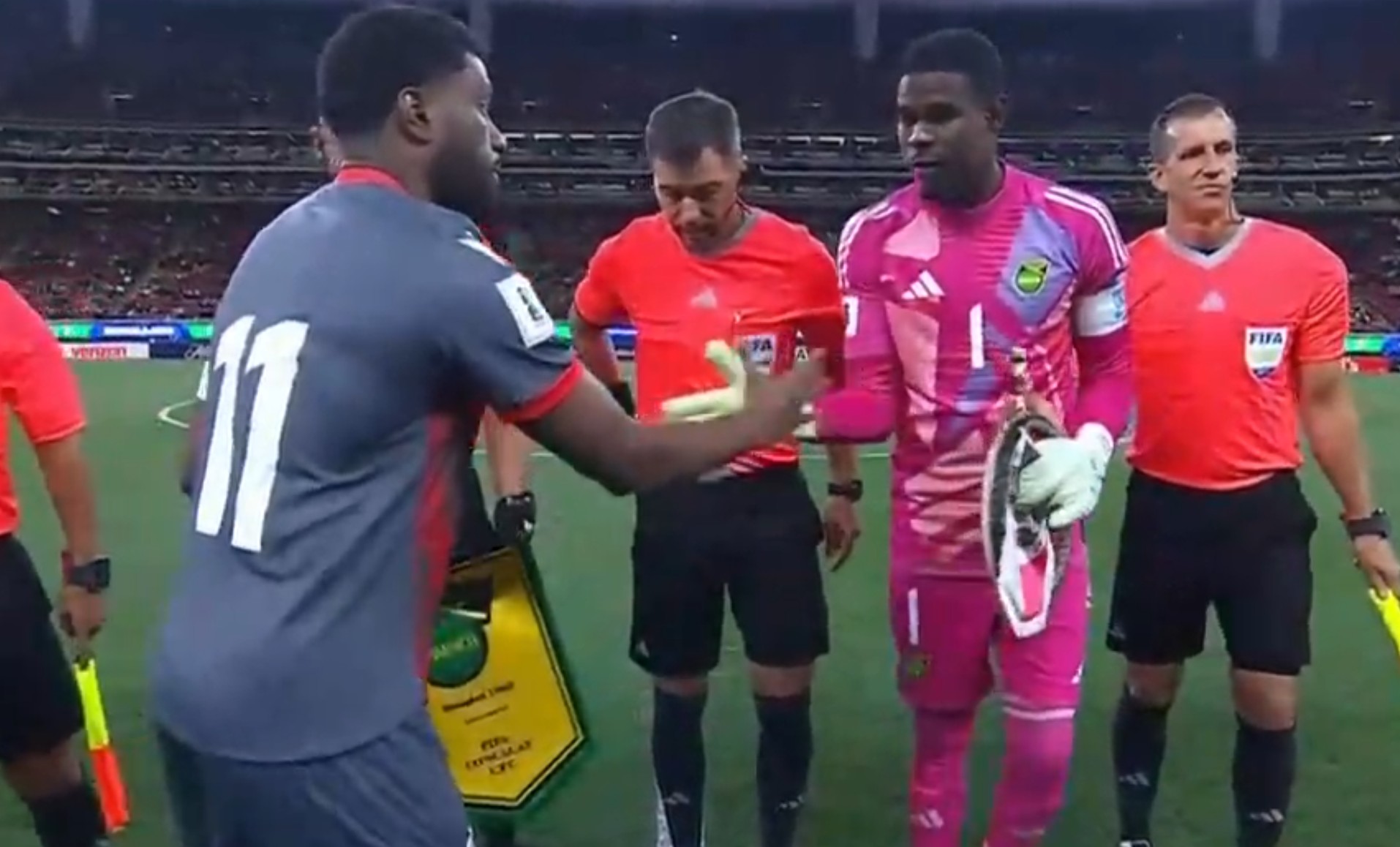 新喀里多尼亚队赛前携带家乡礼物与牙买加交换，牙买加队长颇感困惑