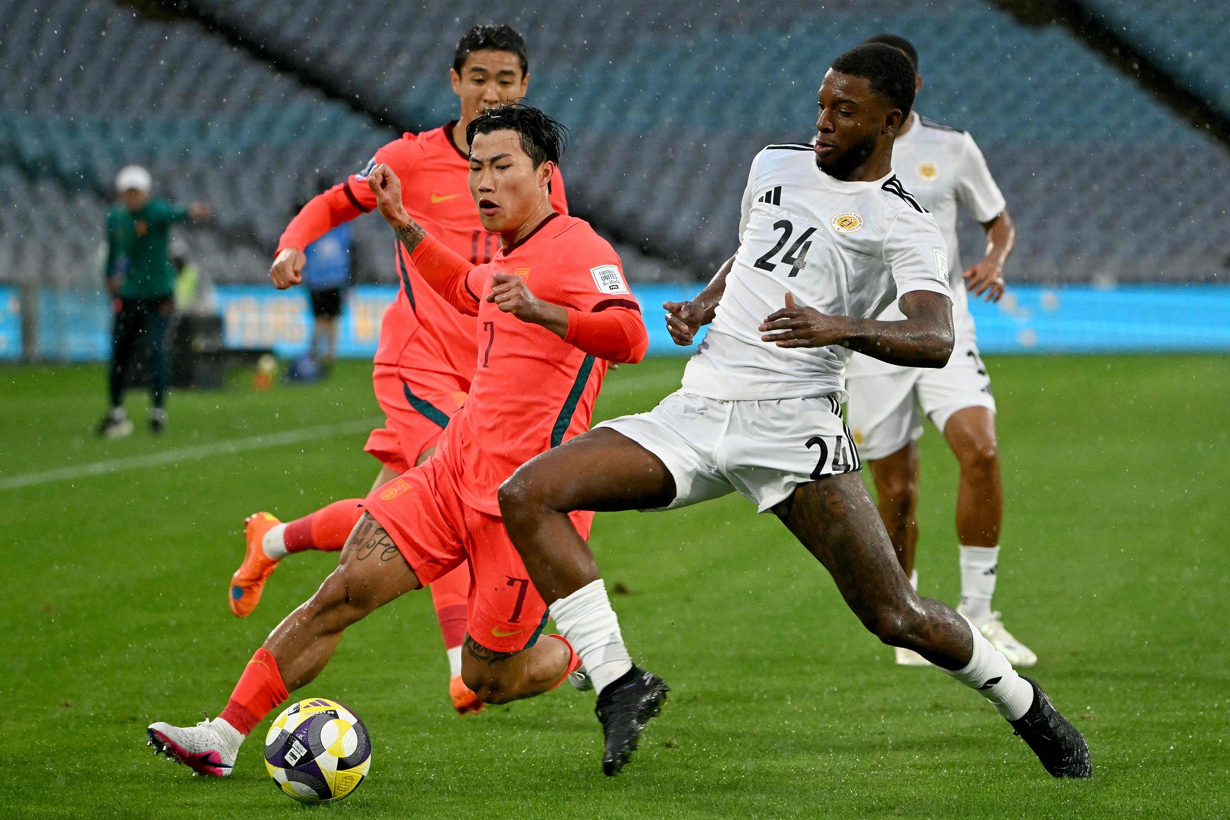 国足vs库拉索半场数据：射门6-3，比分1-0领先