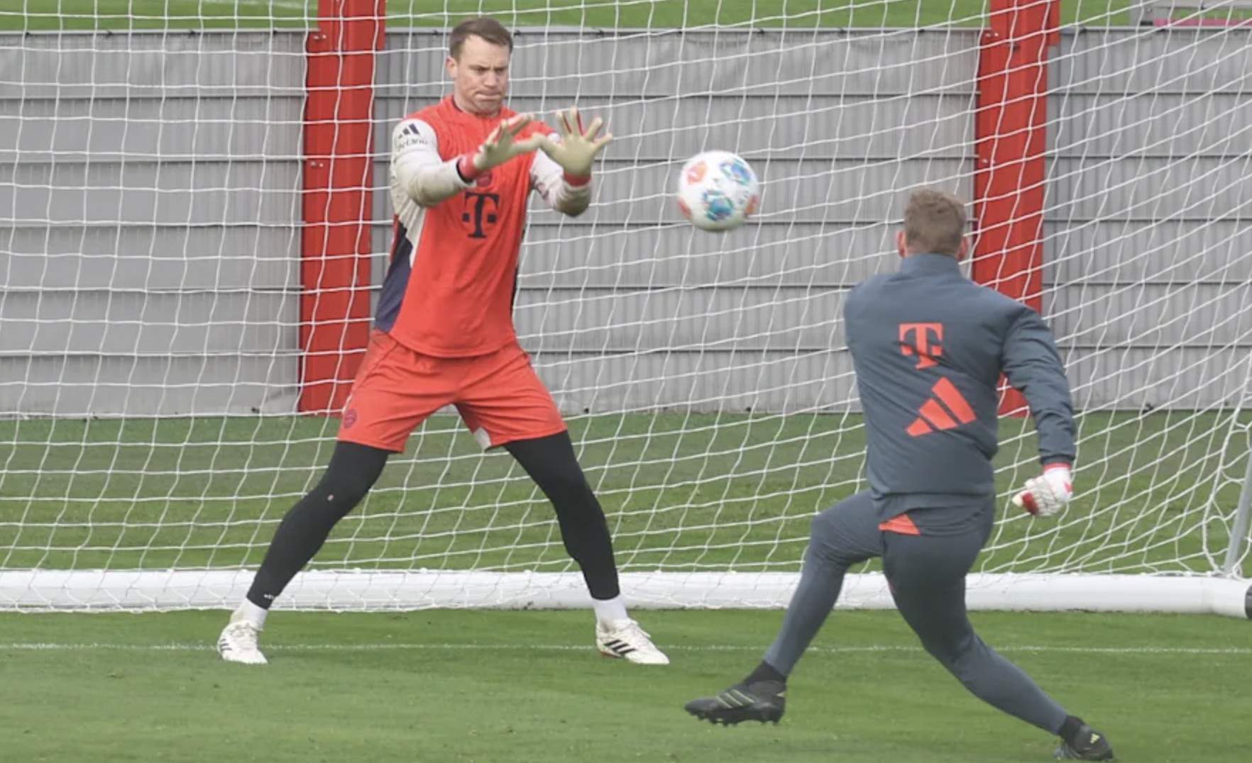 想看看自己的恢复情况，图片报：诺伊尔主动推迟了续约谈判