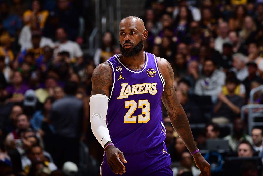 甘当绿叶，詹姆斯11投5中拿下14分6板8助攻，正负值+19