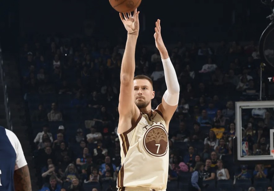 波神：球队有库里这样的老将很重要，我的部分技术就是学甜瓜