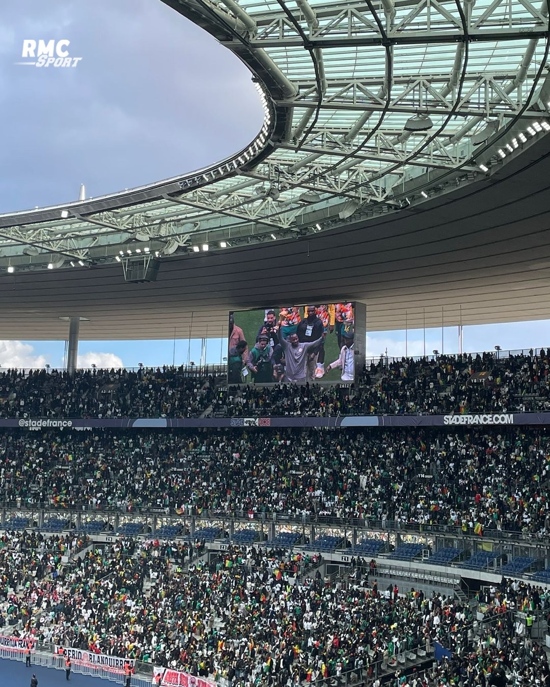 气氛热烈，塞内加尔队长库利巴利携非洲杯冠军奖杯入场