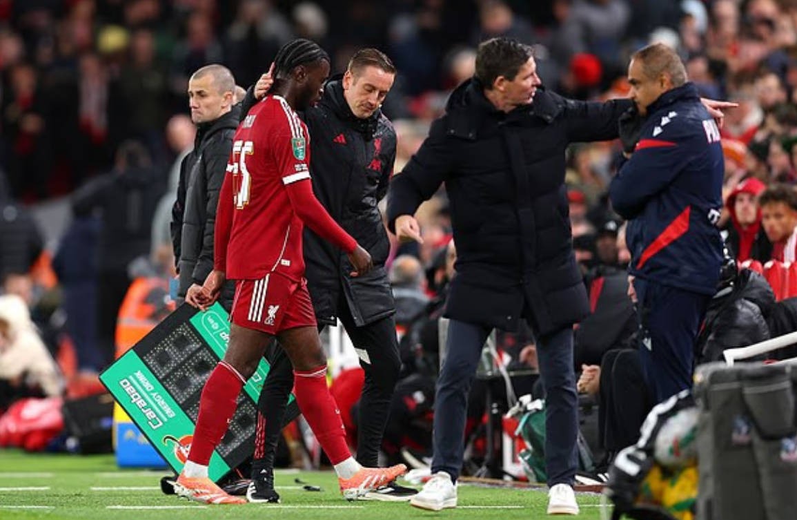 邮报：范戴克和科纳特在比赛结束后立即安慰了染红离场的纳洛