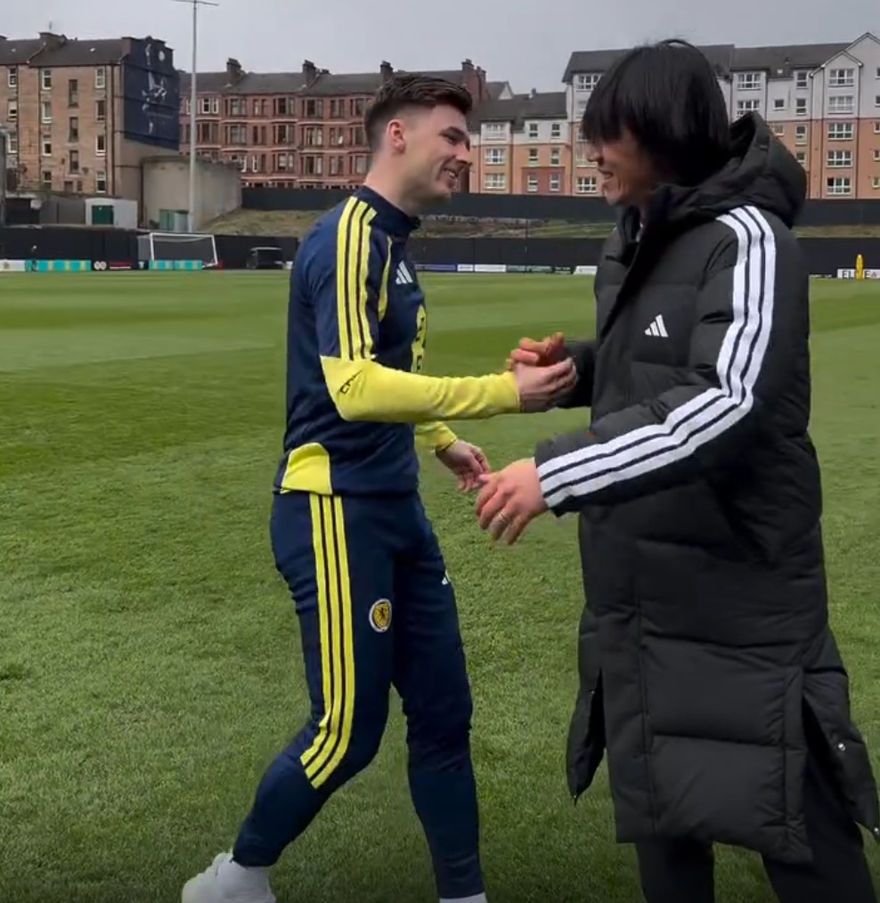 中村俊辅观战日本对苏格兰比赛，赛前受到蒂尔尼热情欢迎