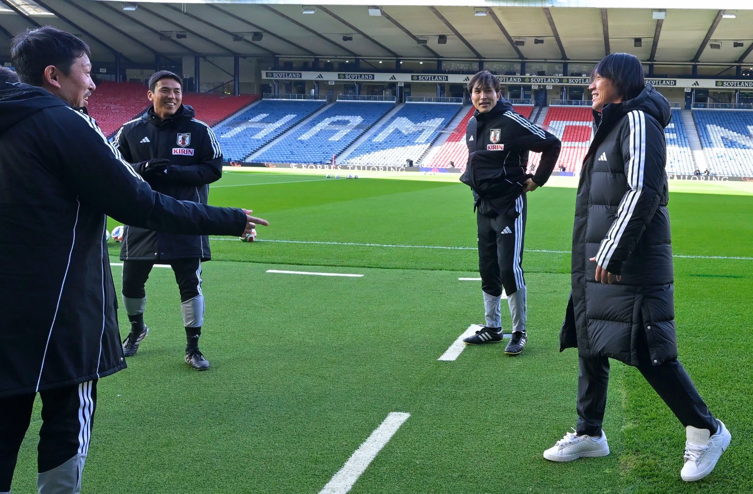 前辈来了，中村俊辅友谊赛前探访日本队训练受全队热烈欢迎