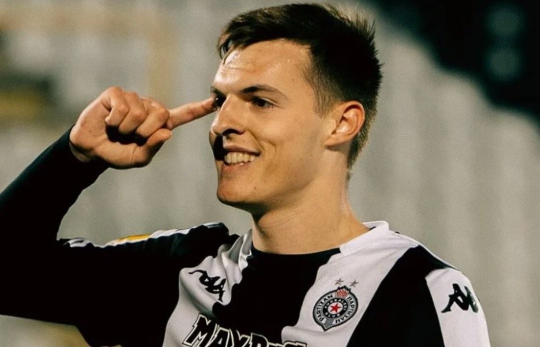 记者：米兰签下19岁黑山前锋安德烈-科斯蒂奇，周日体检