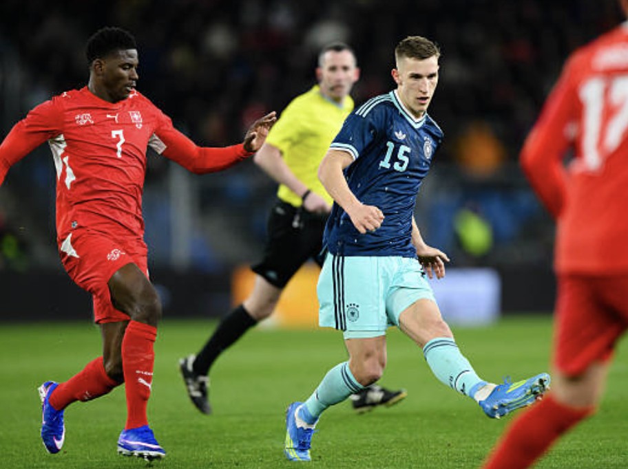 纳帅：施洛特贝克在有球处理时不够专注，但不会因此挨顿狠批