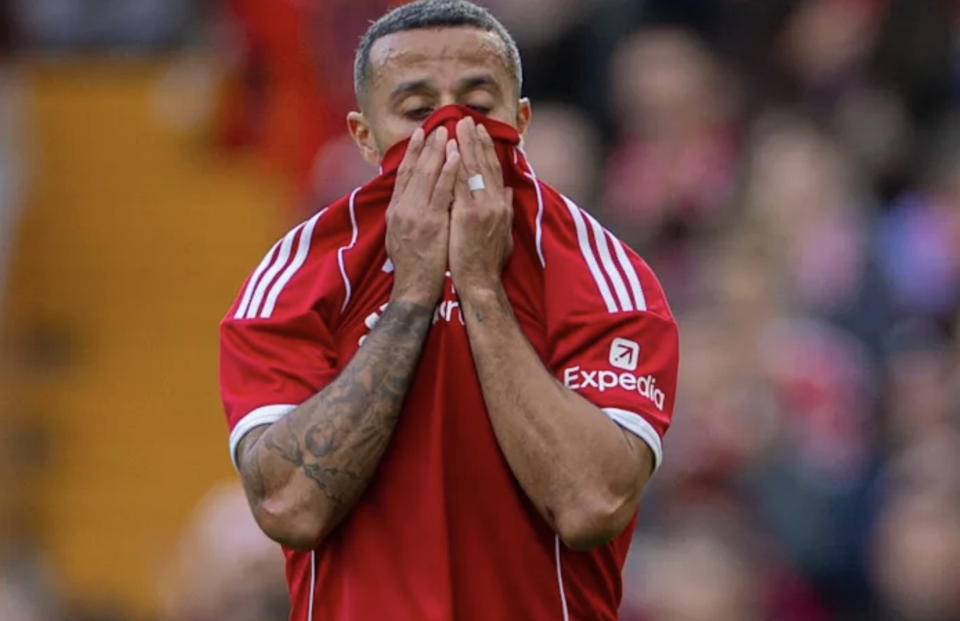 蒂亚戈流泪，红军vs多特传奇赛第20分钟全场球迷鼓掌纪念若塔