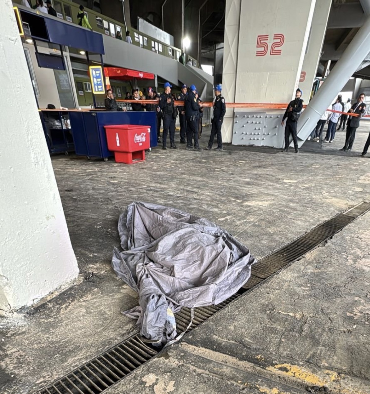 记者：同伴称墨西哥vs葡萄牙赛前坠亡的球迷是在去厕所时坠落