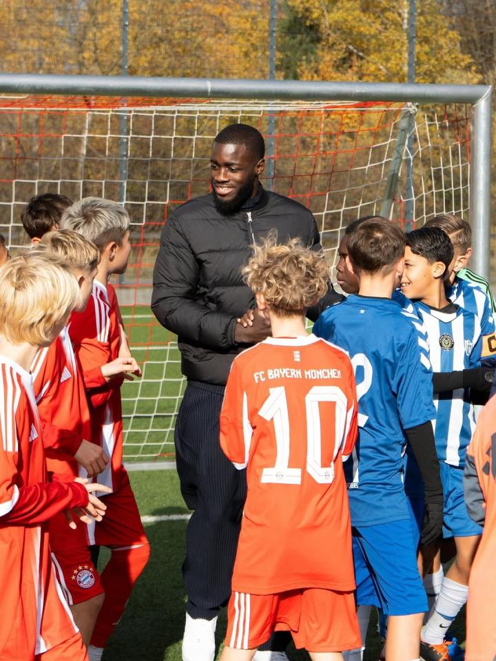 于帕梅卡諾造訪拜仁青訓(xùn)營，與U13梯隊的小球員們交流互動