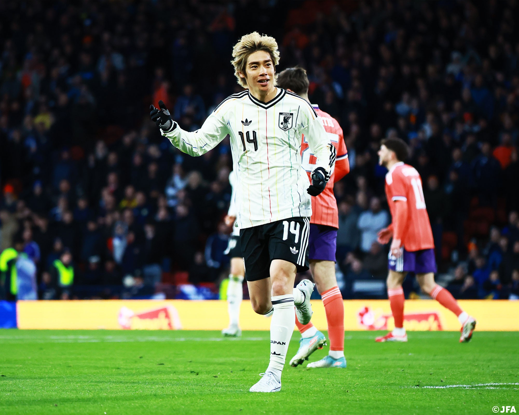 伊东纯也：踢苏格兰我们踢得不错，最终赢下比赛真的很高兴