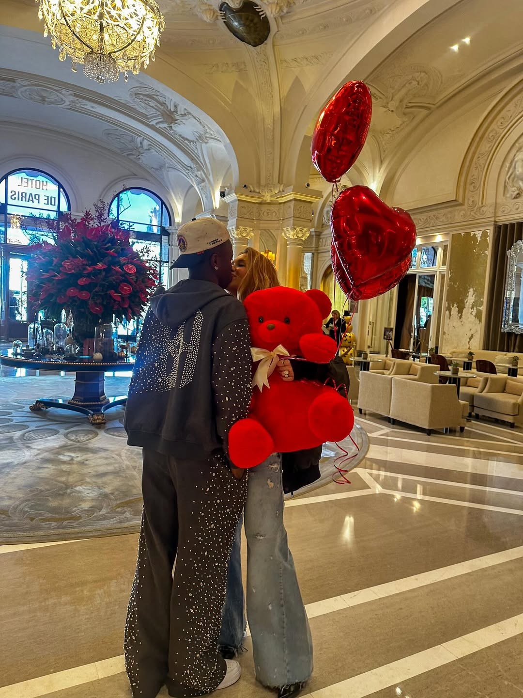 女友晒与维尼修斯甜蜜合照：记录在摩纳哥的特别一天