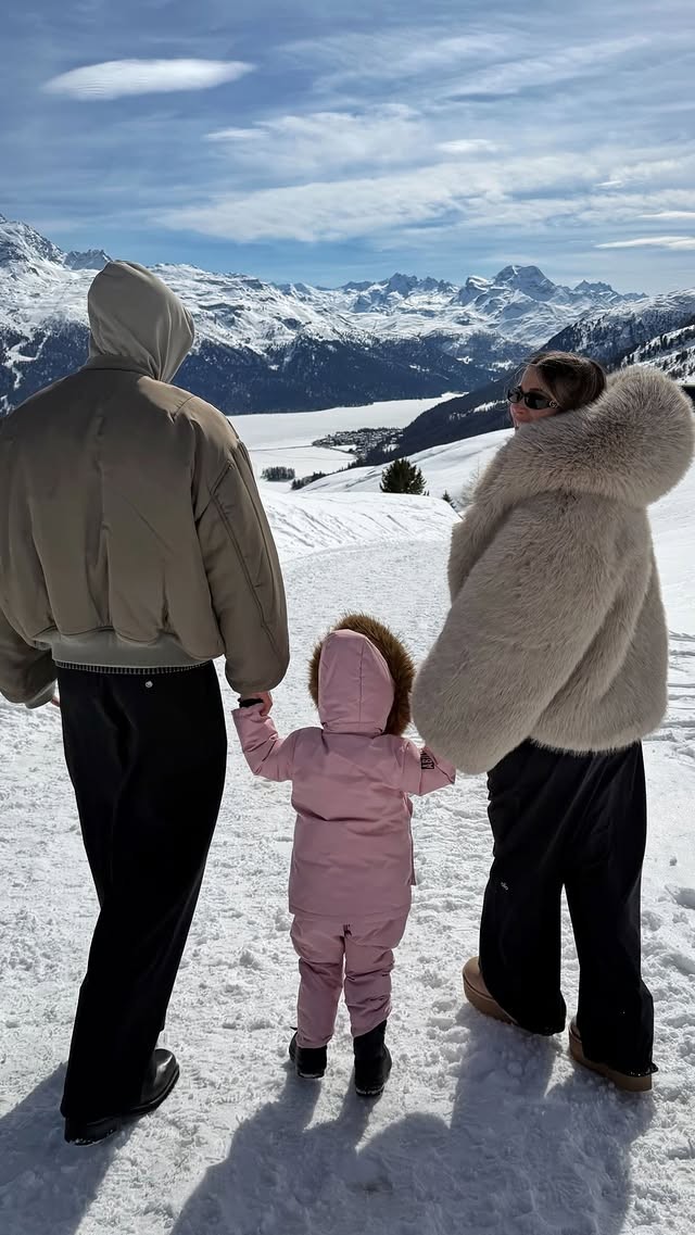 幸福生活，卡里乌斯陪妻女瑞士度假，一家三口温馨同框