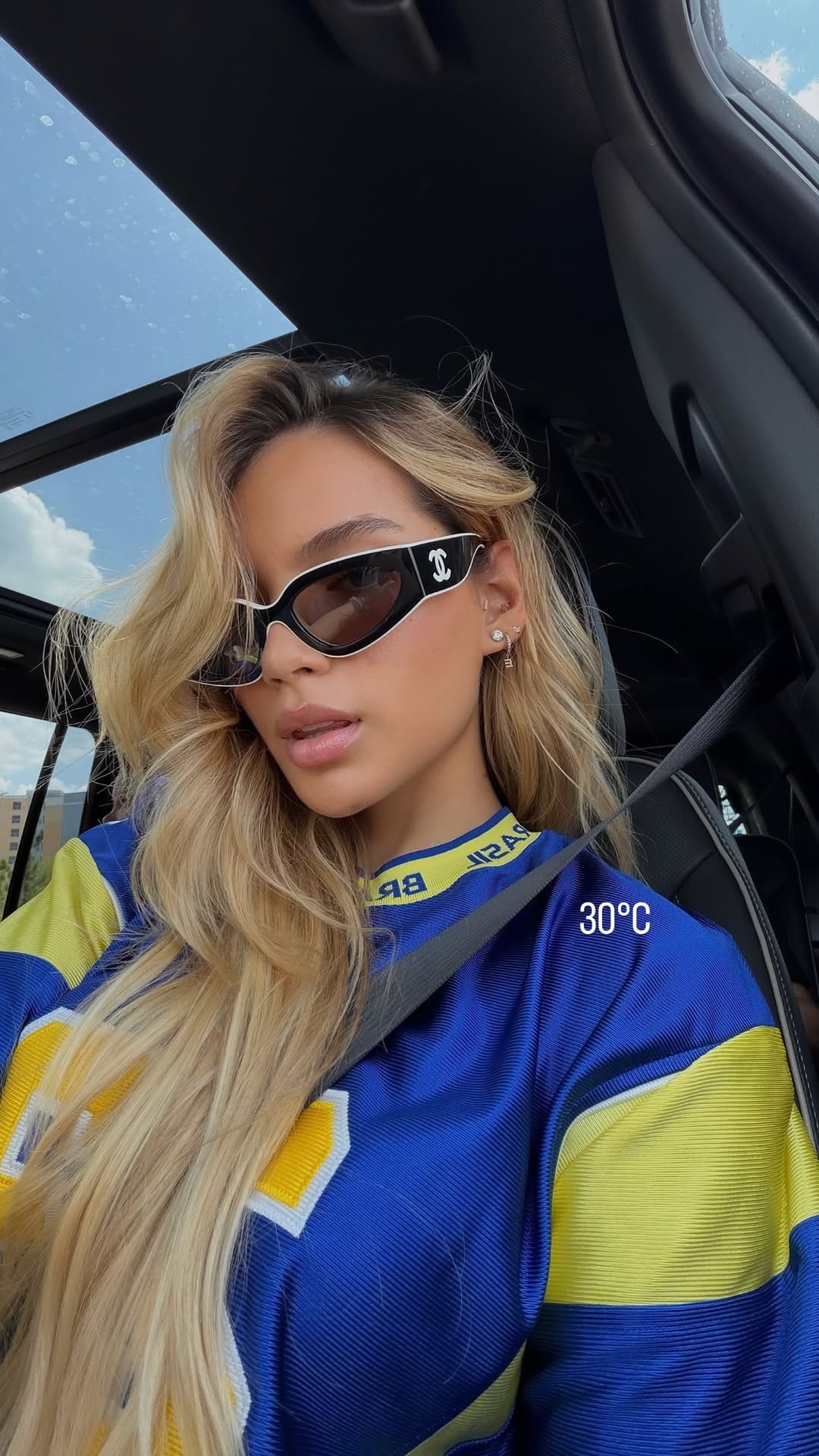 恩德里克妻子加布里埃利-米兰达车内运动风自拍照