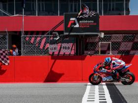 中国荣耀！张雪机车背靠背分站两连冠，两日两夺WSBK冠军