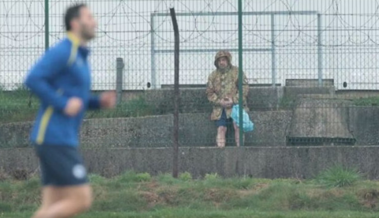 足球间谍？一意大利士兵在波黑队结束公开训练后仍驻足观看