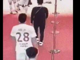 总感觉王钰栋有点瞧不起拜合拉木去