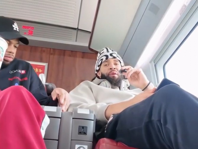 麦基：中国的超市无人看管但没人偷东西；高铁又快又舒服