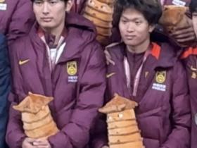 谁知道他们手里抱的这是什么塔