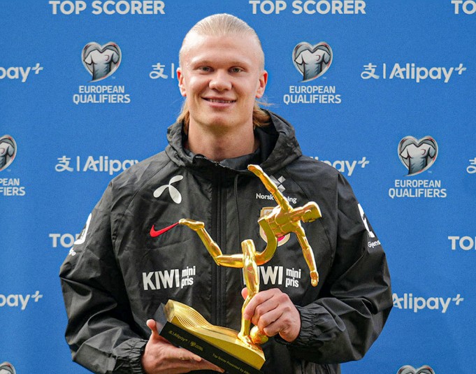 16球断层领先，哈兰德在友谊赛后领取世界杯欧预赛金靴奖杯