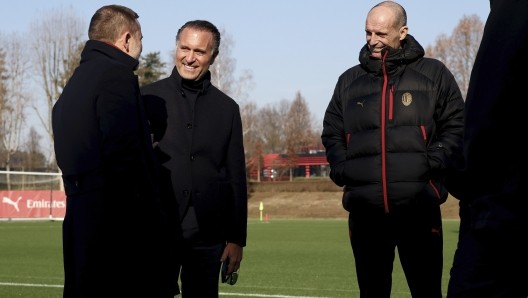 跟队记者：卡尔迪纳莱在米兰内洛和全队都进行了会面