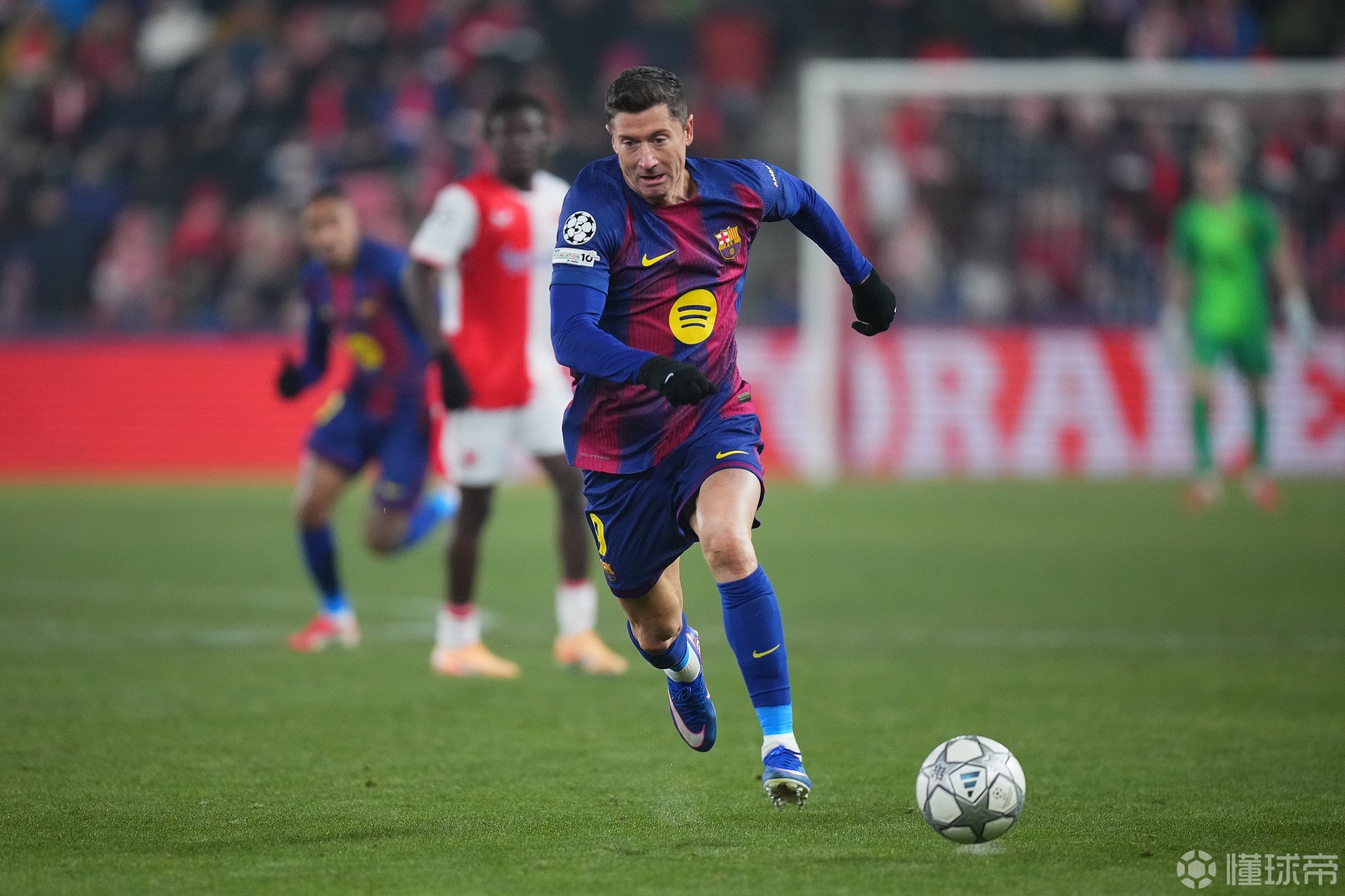 莱万半场进乌龙，布拉格斯拉维亚将莱万巴萨球衣P成自己球衣