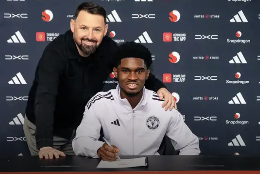 官方：曼联与19岁边后卫卡马森续约至2028年