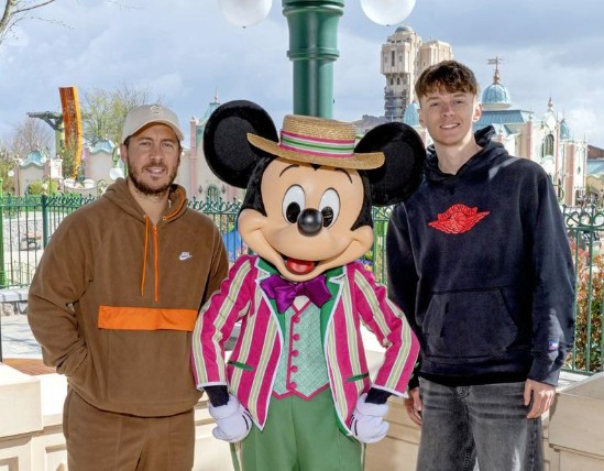 阿扎尔与四弟同游巴黎迪士尼，并晒出两人与米老鼠合影