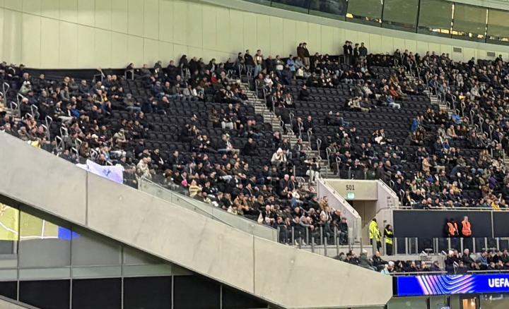 现场球迷减少，电讯报：热刺的豪华主场和糟糕表现形成了反差