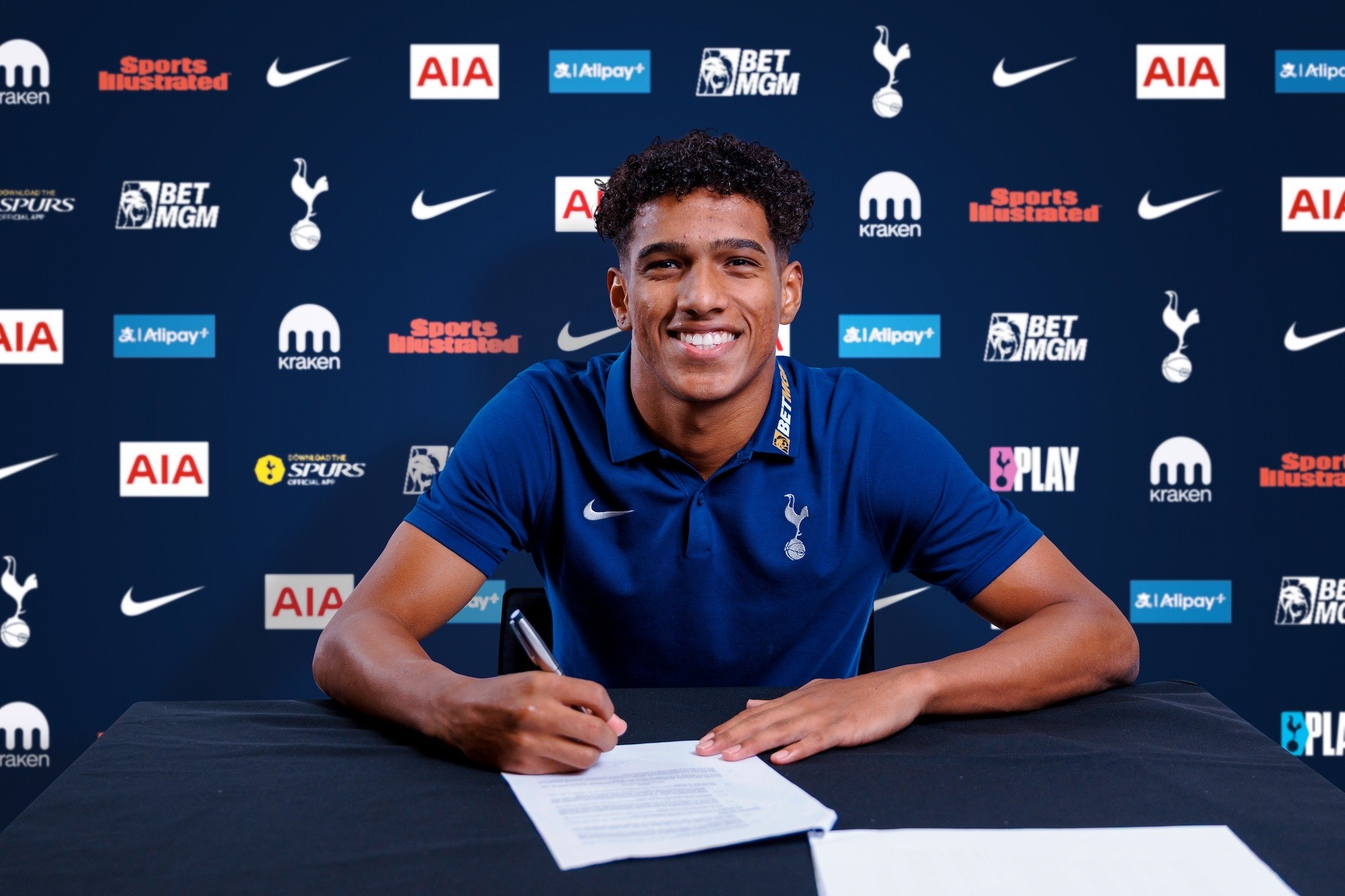 官方：热刺签下19岁巴西后卫索萨；据悉转会费为1500万欧