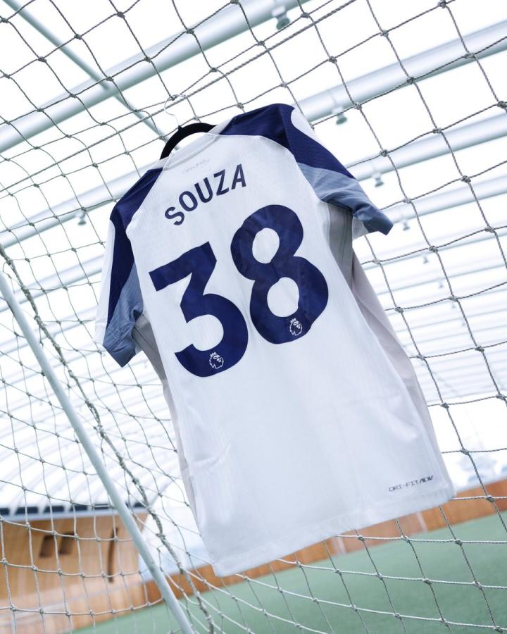  官方：热刺新援索萨将身披球队的38号球衣