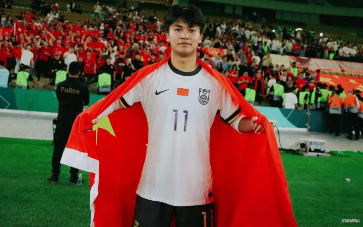 蒯纪闻社媒分享晋级决赛的图片，黄博文回复：真棒