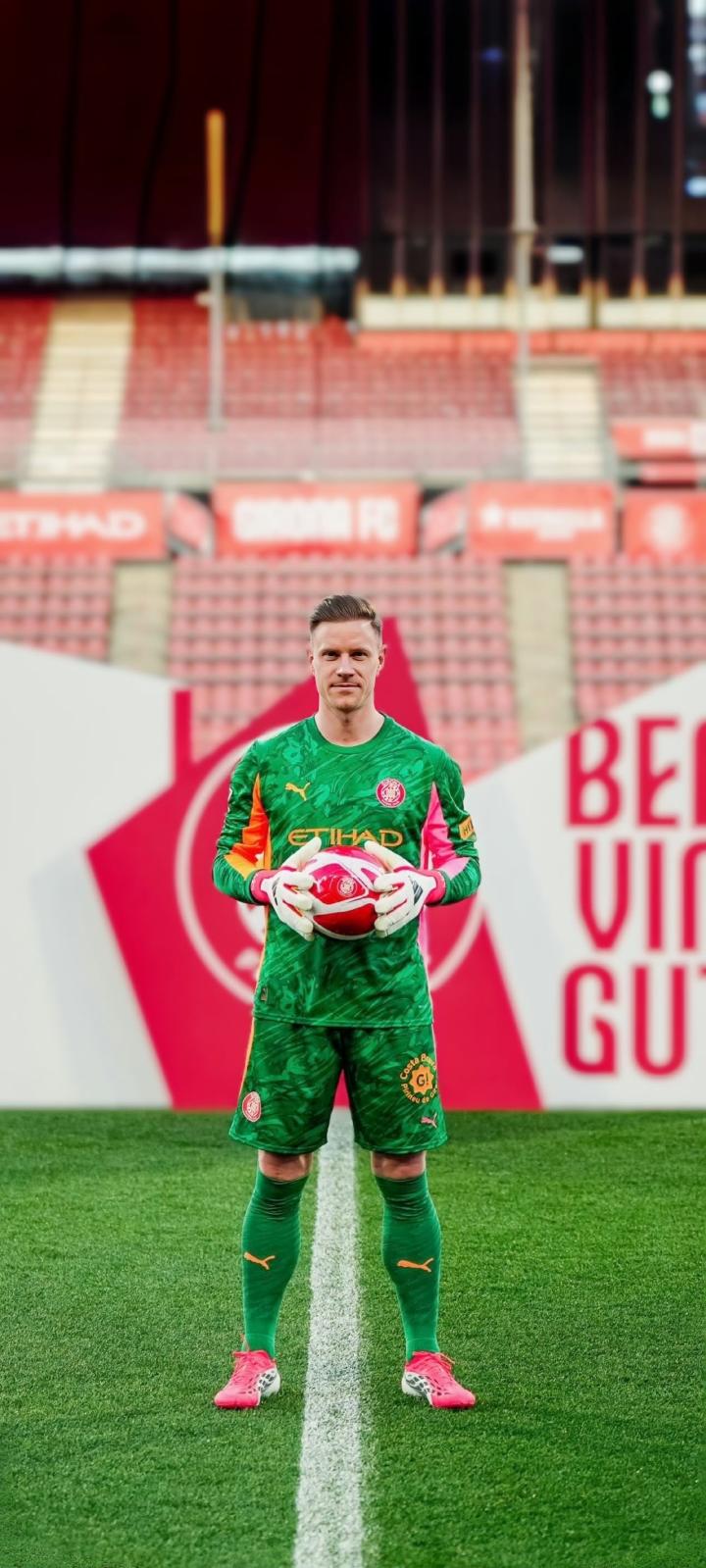  【壁纸】——巴萨名宿特尔斯特根 ，亮相新东家