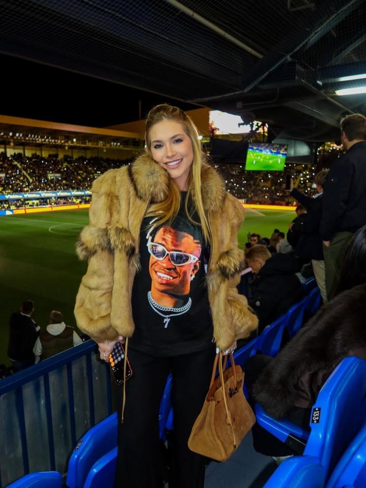 维尼修斯女友晒现场观看皇马比赛：看我家猫咪比赛并拿下胜利