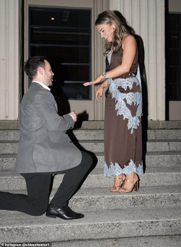 阿兰-希勒的女儿和橄榄球明星男友订婚，希勒送上祝福